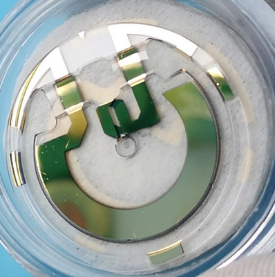 Flexible beam quartz pendulum used for inertial navigation